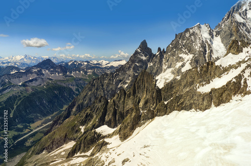 Blick aus der Seilbahn auf Courmayeur  Mont Blanc 