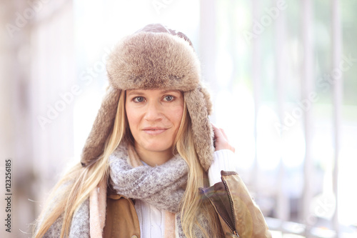 hübsche, blonde Frau mit Wintermütze