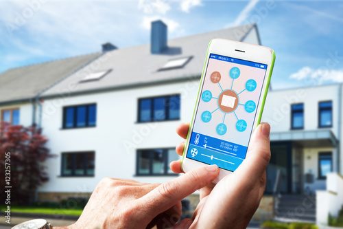 Smarthome Hausautomation mit smartphone und home control app

 photo