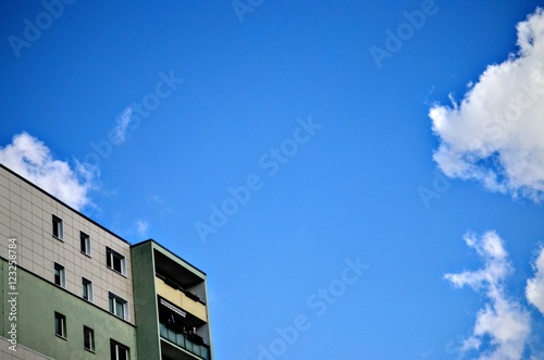 This picture shows a house in the center of Berlin and a deep blue sky. © Till