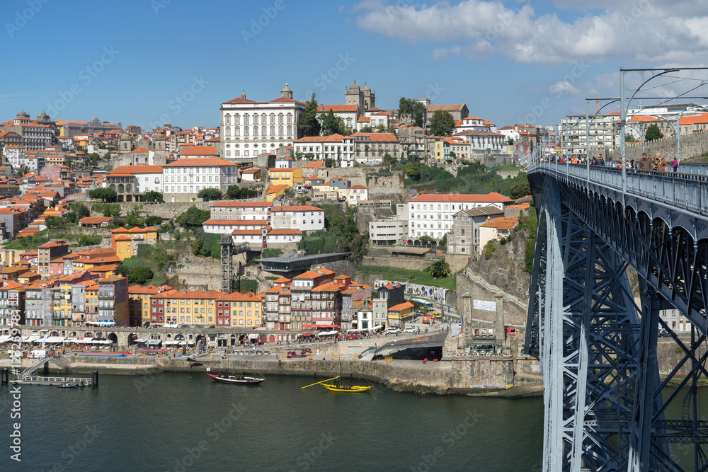 Ansicht der Brücke Ponte Dom Luis I mit der Altstadt von Porto im Hintergrund