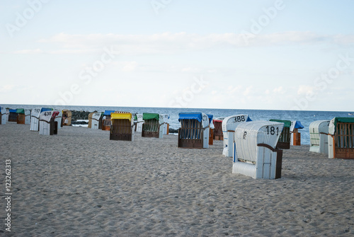 Menschenleerer Ostseestrand mit Strandk  rben am Abend  Schleswig-Holstein  Hohwachter Bucht