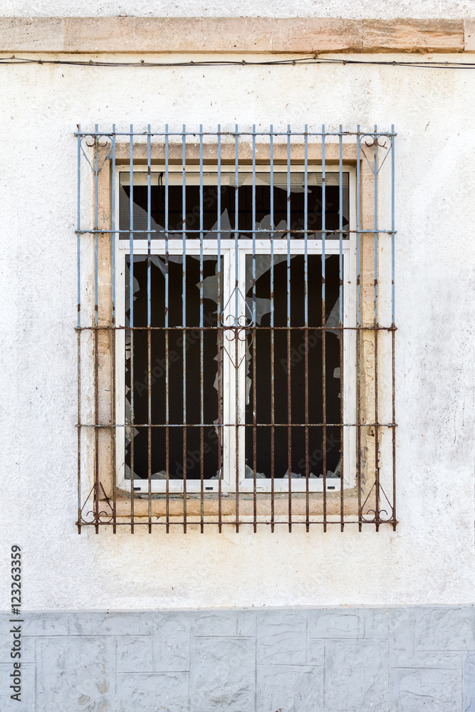 Obraz premium broken window with grid on a white wall