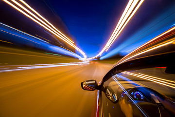 Fotobehang Snelle auto Auto in beweging tijdens nachtelijke rit  © pozdeevvs