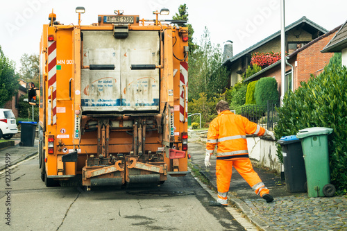 Müllabfuhr bei der Arbeit photo