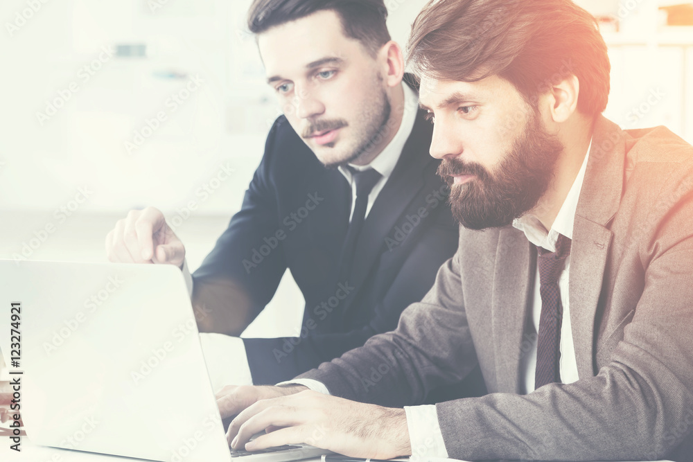 Fototapeta premium Stylish businesspeople discussing project