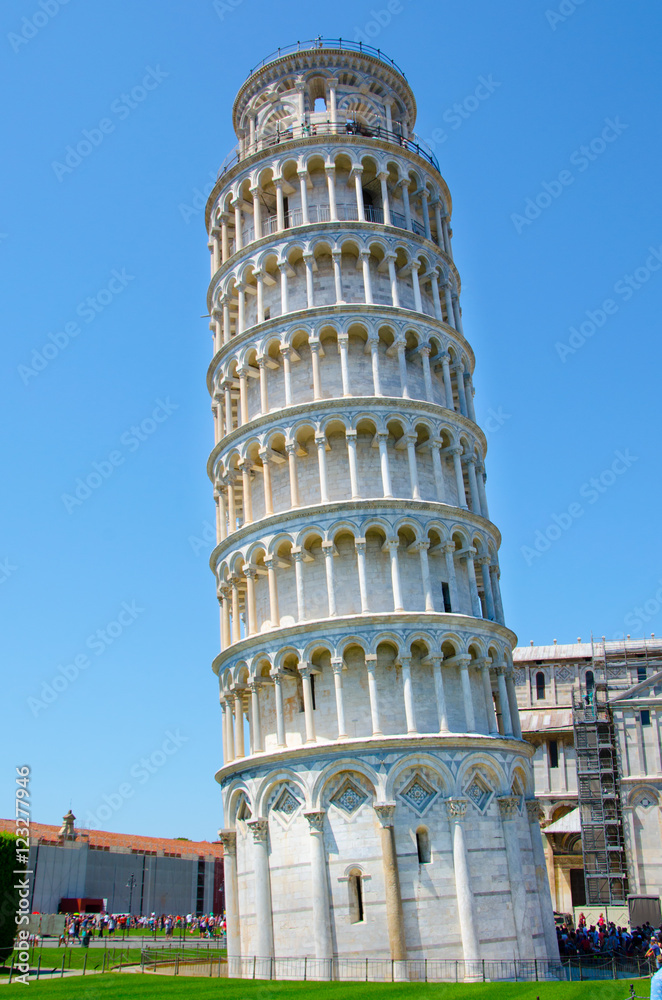 Leaning tower of Pisa, aka The Tower of Pisa, freestanding cathedral bell tower with unintended tilt, Tuscany rgiony, Italy