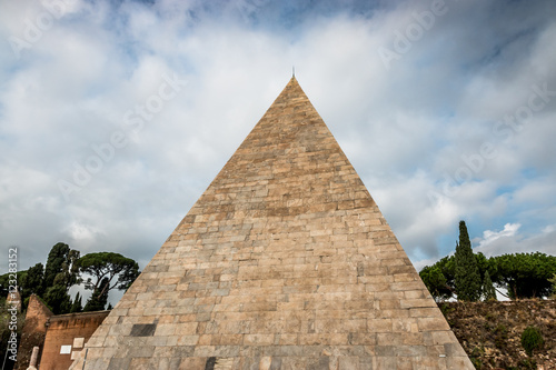 La pyramide de Cestius à Rome