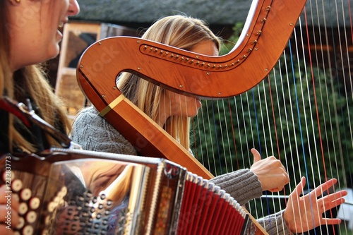 mädchen spielen harfe und quetschn I photo