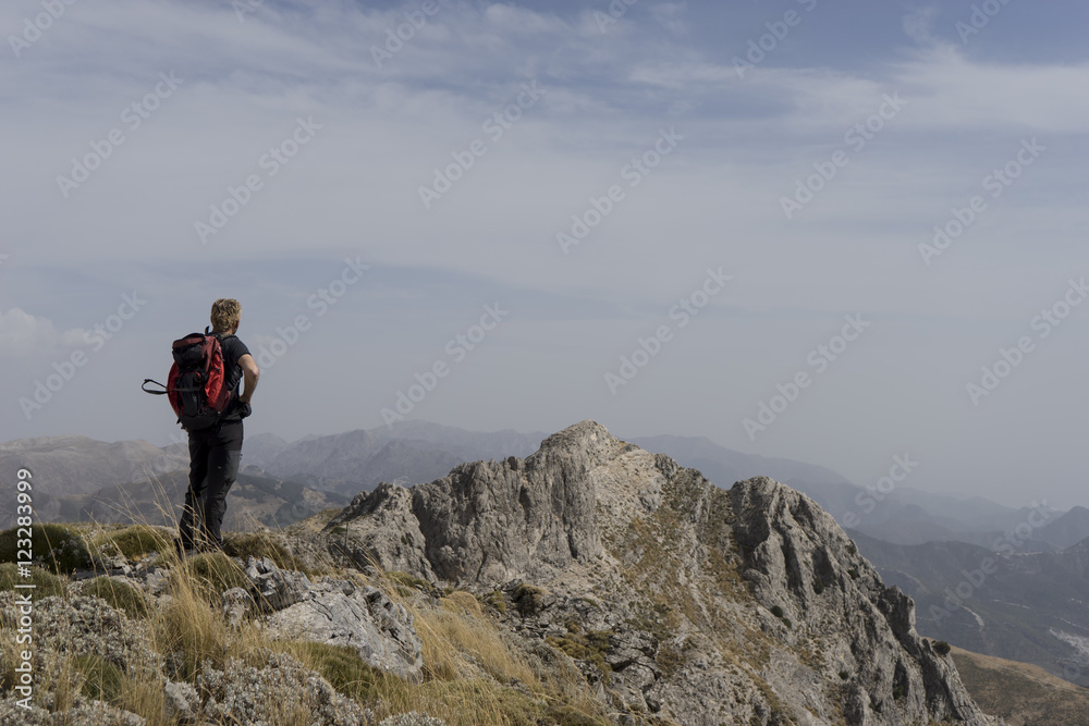 persona que disfruta de las vistas cima de la montaña persona que disfruta de las vistas cima de la montaña