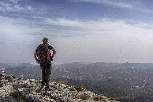 persona que disfruta de las vistas cima de la montaña
