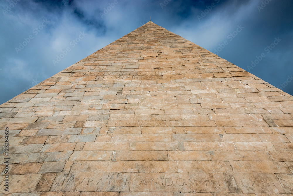 La pyramide de Cestius à Rome