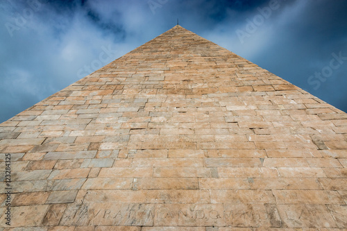 La pyramide de Cestius    Rome