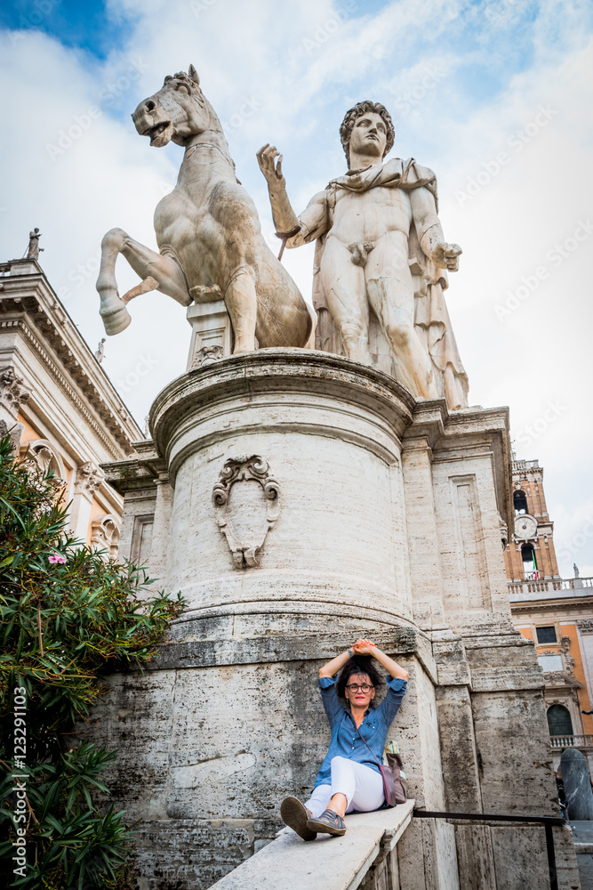 Femme et statue des Dioscures devant le Capitole de Rome