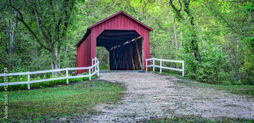 Tableau sur toile Autumn view of the Sandy Creek Covered Bridge in Goldman, Missouri