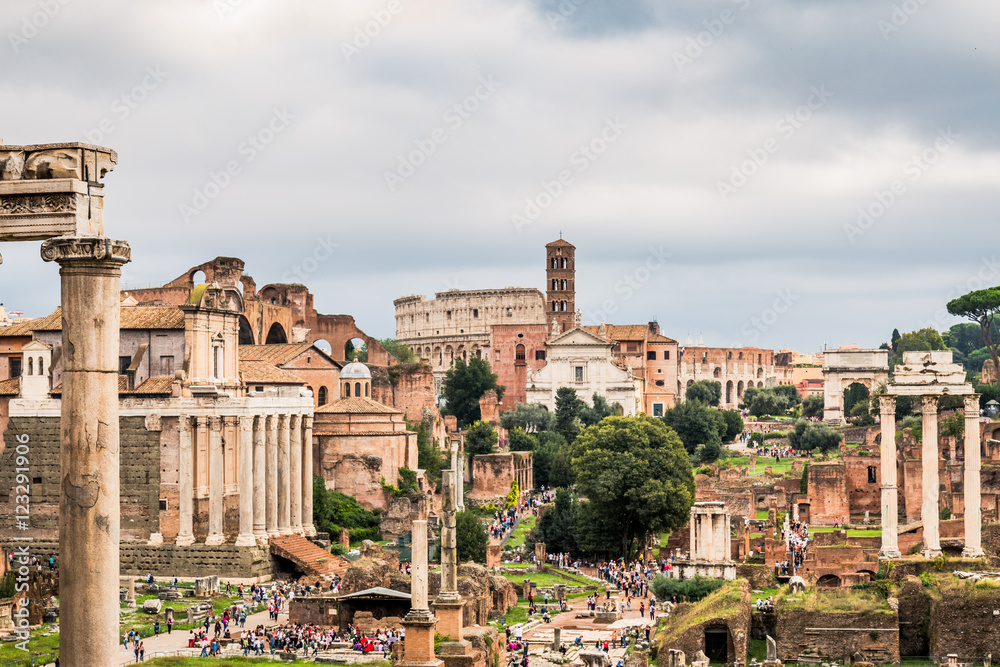 Naklejka premium Vue sur le forum Romain de Rome