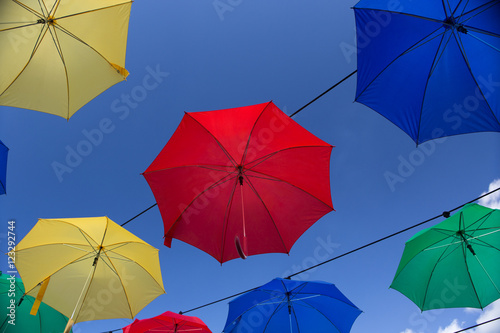 Rue d  cor   avec des parapluies color  s et ouvert