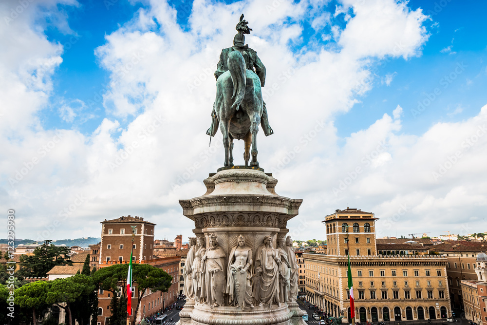 Statue équestre de Victor Emmanuel et vu sur la Piazza Venezia du haut du Monument