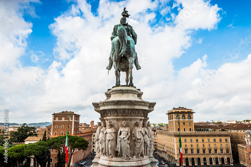 Statue équestre de Victor Emmanuel et vu sur la Piazza Venezia du haut du Monument