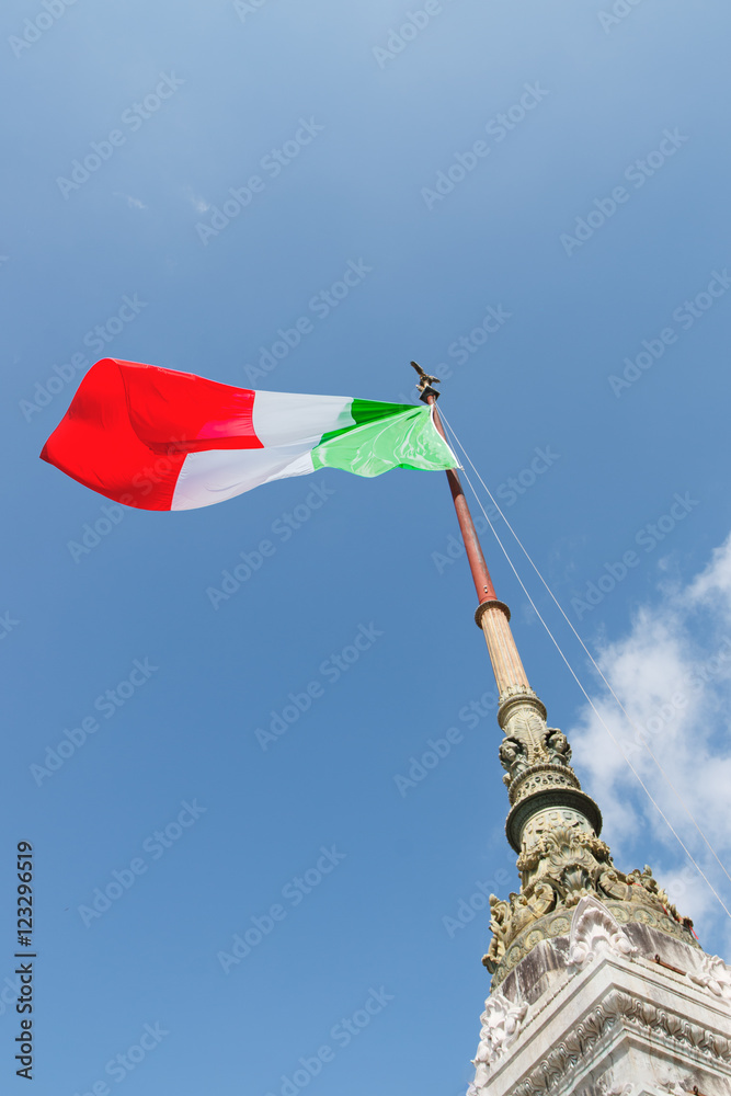 Le drapeau Italien flottant sur le Vittoriano à Rome