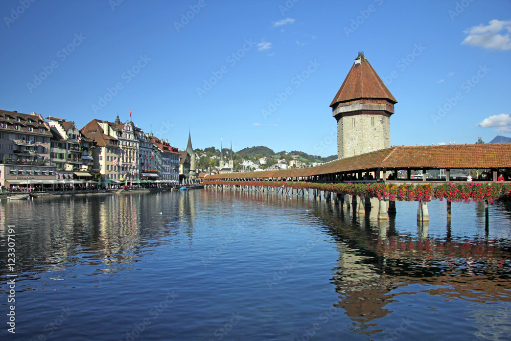 Kapellbrücke und Wasserturm in Luzern, Schweiz