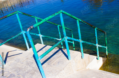 Foto stairs descend into the water