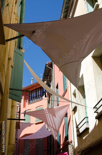 Voile d'ombrage dans les rues de Collioure