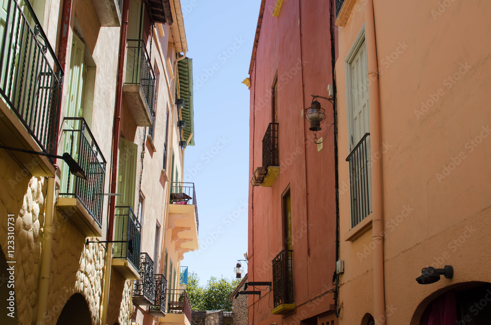 Voile d'ombrage dans les rues de Collioure
