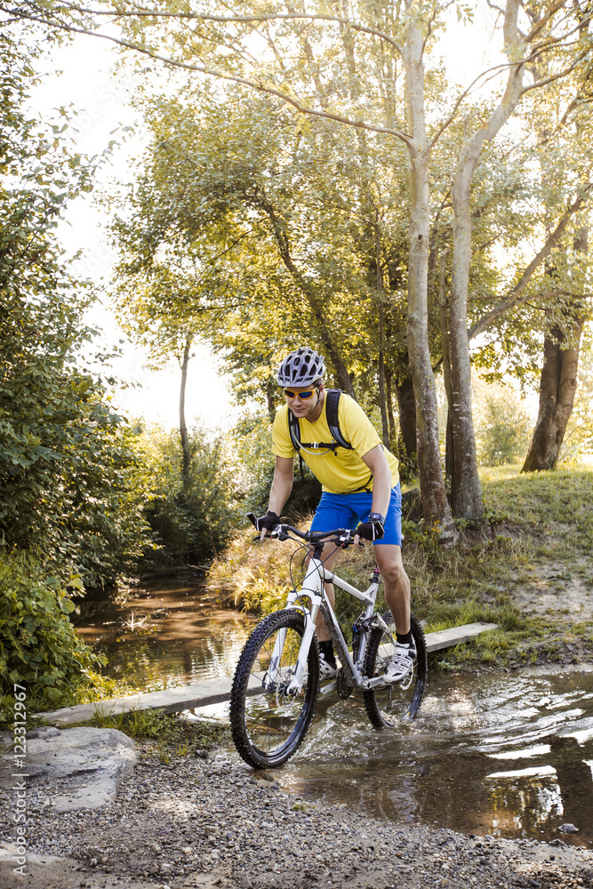 Fototapeta premium Mountainbiker