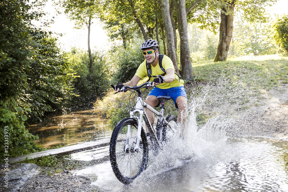 Obraz premium Mountainbiker