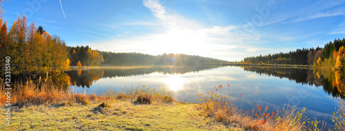 ein See in wundervollem Herbstlaub und Raureif 