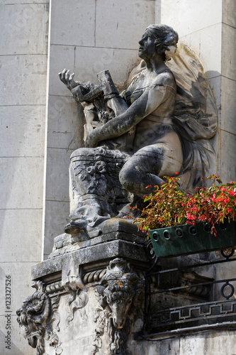 Statue femme avec lyre