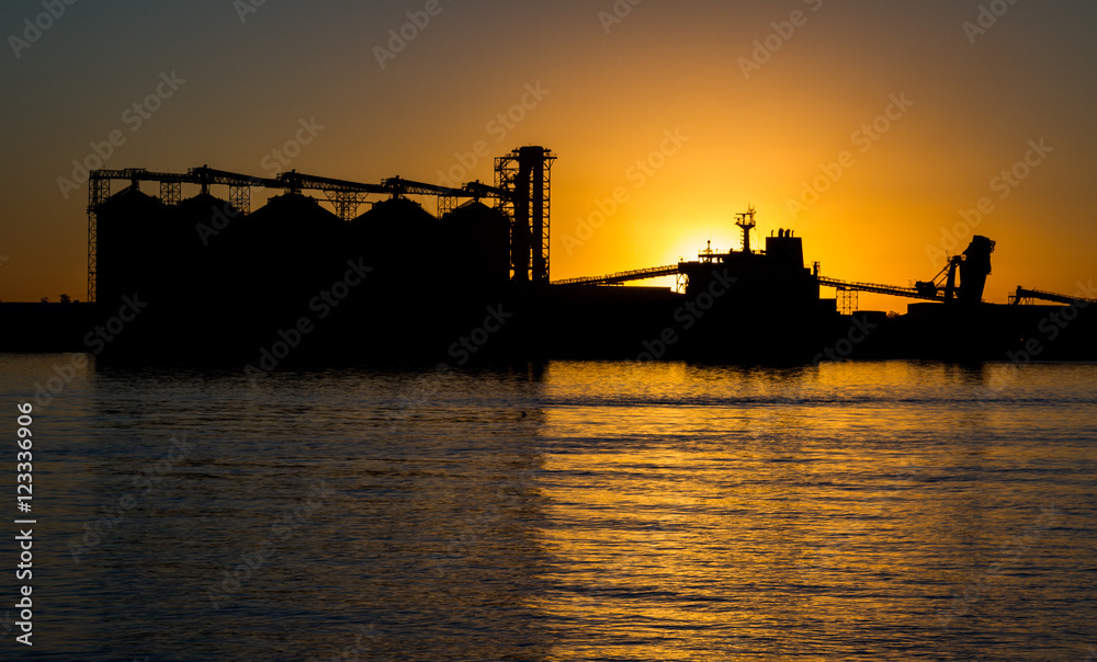 Siluette Newcastle harbour