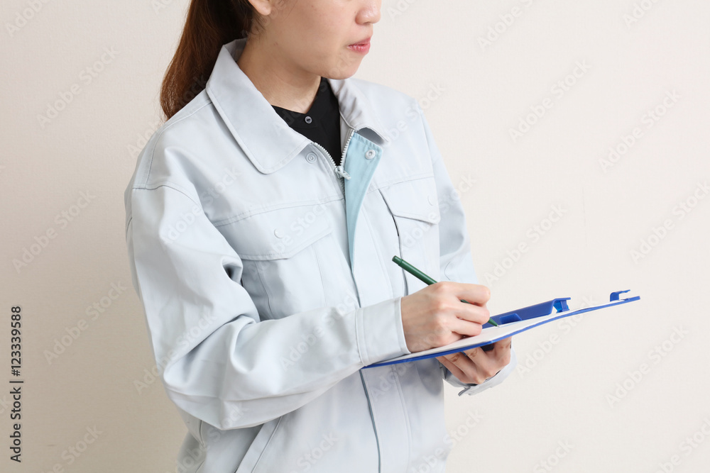 作業着の女性 作業着の女性