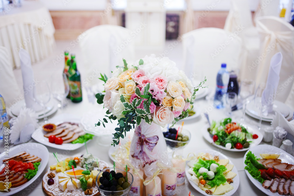Fototapeta premium Serving wedding table flowers. Design Bureau for newlyweds