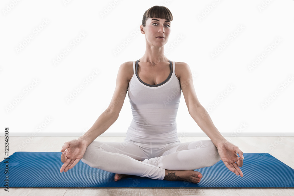 Bella ragazza fa yoga sul materassino Bella ragazza fa yoga sul materassino