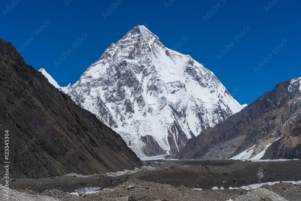 Naklejka premium Widok na szczyt K2 z obozu Concordia