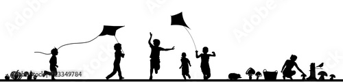 Kinder Drachen steigen