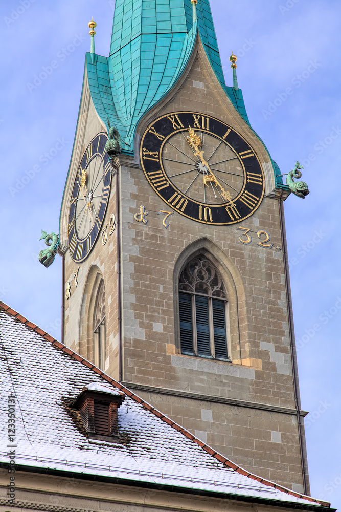 Φωτογραφία Glockenturm der Fraumünster Kirche in der Stadt Zürich, Schweiz, im Winter
