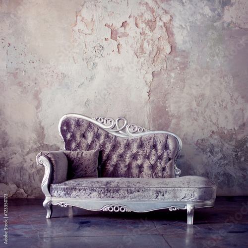 Carta da parati Stile Shabby Chic - Carta da parati Grunge Styled Interior. Beautiful sofa in classical style on a background of textured walls. Purple toning