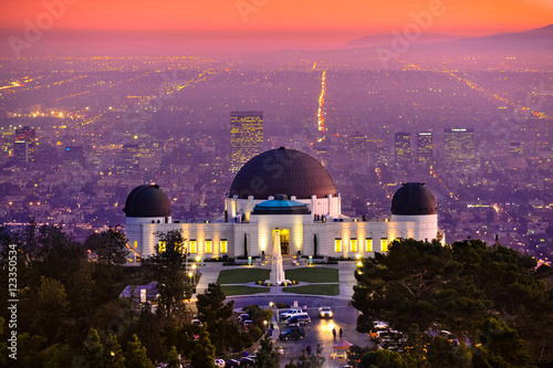 Valokuvatapetti Historic famous Griffith Park Observatory at Sunset with Los Angeles city lights