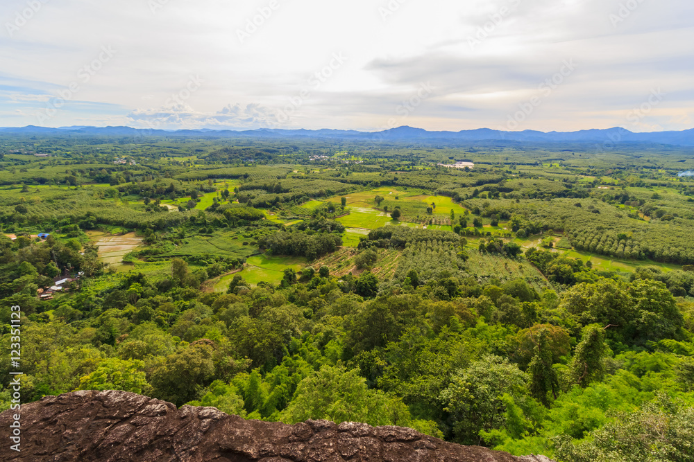 Obraz premium rocky cliff and behind scenic views of the valley