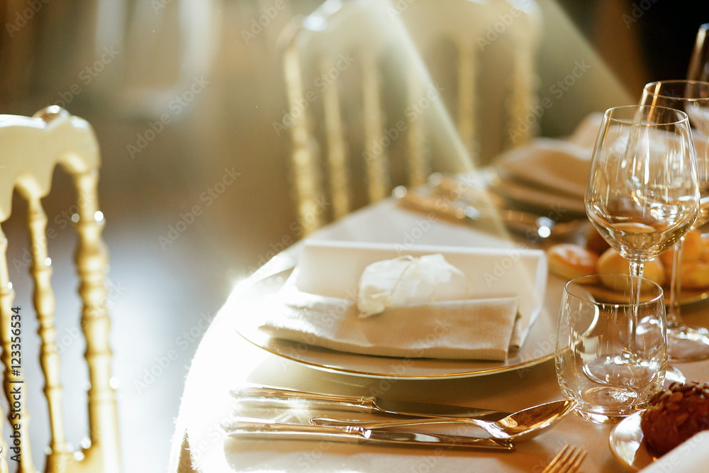 Obraz premium Rays of sunshine lie over the rich dinner plate covered with fla