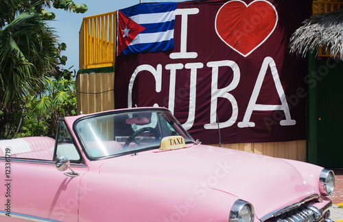 Amerikanisches Classic Auto auf Straße in Havanna Kuba photo