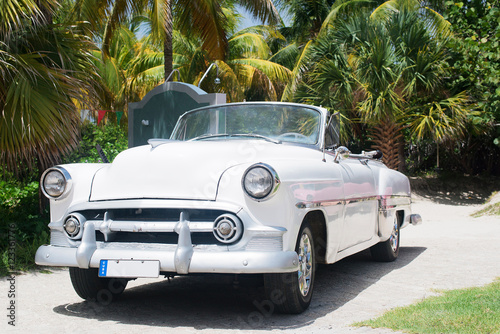 Amerikanisches Classic Auto auf Straße in Havanna Kuba © vschlichting