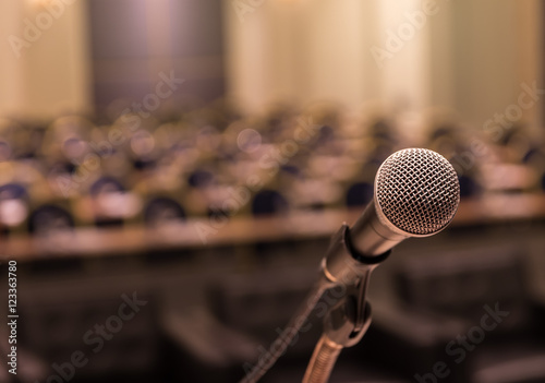 Obraz na płótnie Microphone over the Abstract blurred photo of conference hall or w salonie