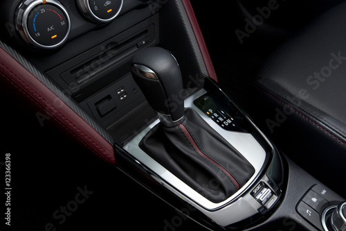 Gear handle in a modern car © bennnn