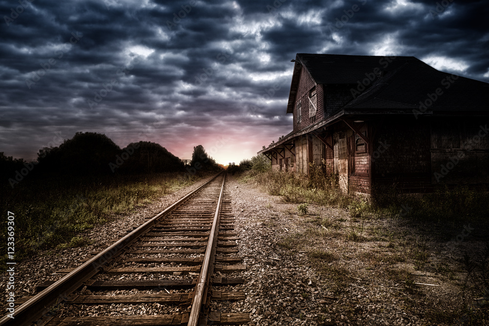 Obraz premium Pusty i opuszczony dworzec w nocy