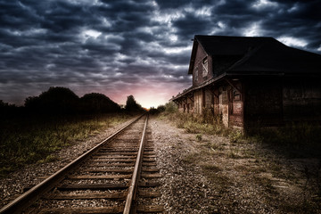 Fotobehang Trein Verlaten spoorlijn onder dramatische wolkenlucht  © michelaubryphoto