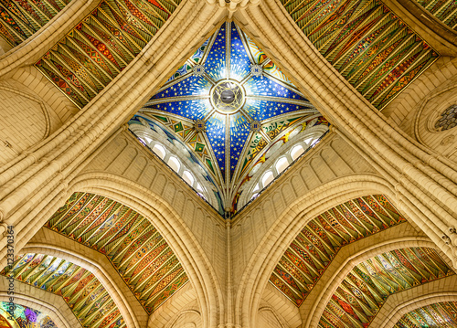 Espectacular bóveda en interior de la Catedral de La Almudena, Madrid